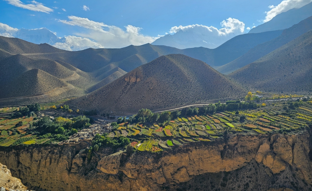 Sentiers secs et ciel bleu dégagé avec vue sur l'Himalaya dans le Haut Mustang pendant la mousson