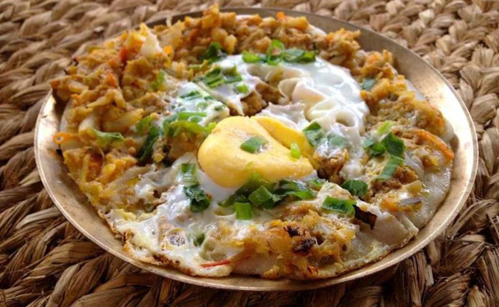 Chatamari crêpe de riz Newar garnie de viande et légumes