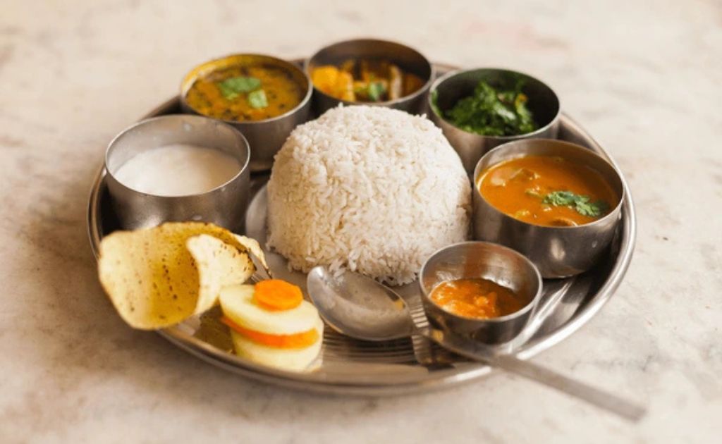 Daal Bhat plat traditionnel du Népal avec riz et lentilles