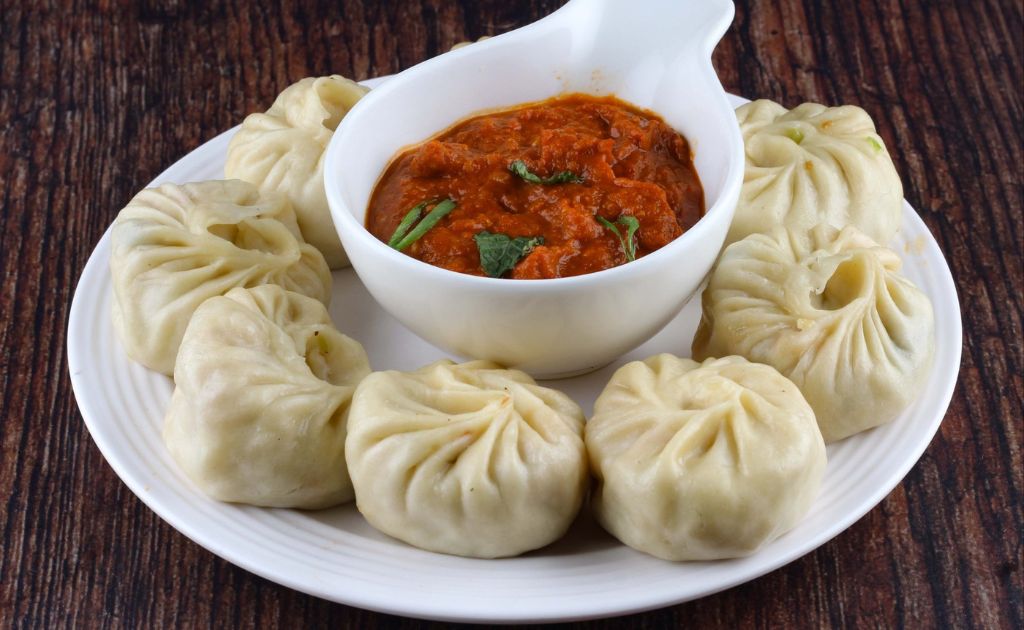 Momos népalais avec sauce épicée au sésame