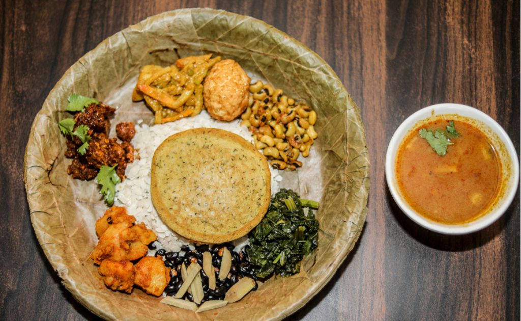Samay Baji assiette newar avec riz battu et viande épicée