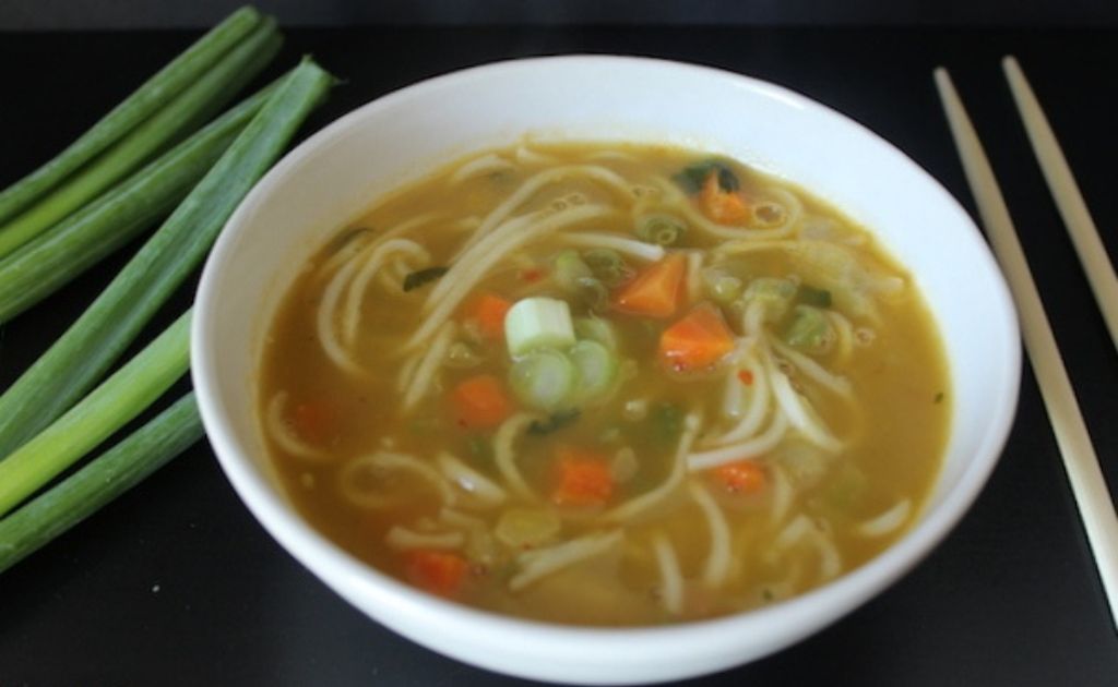 Thukpa soupe de nouilles chaude servie dans l’Himalaya