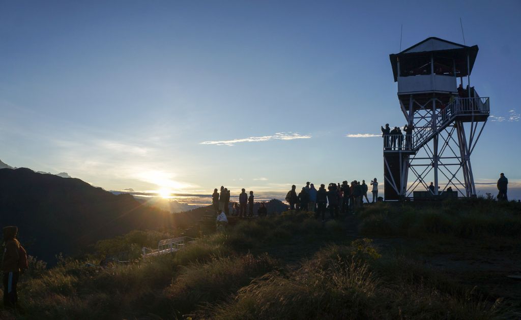 Randonneurs regardant le lever de soleil depuis le point de vue de Poon Hill