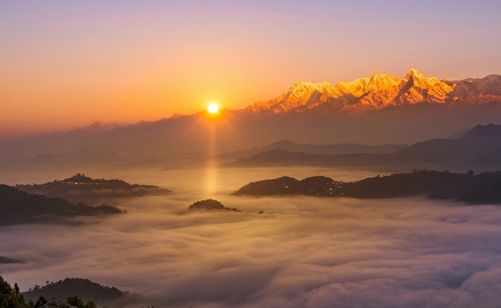 Lever de soleil sur la chaîne du Langtang vu depuis la ville de Dhulikhel