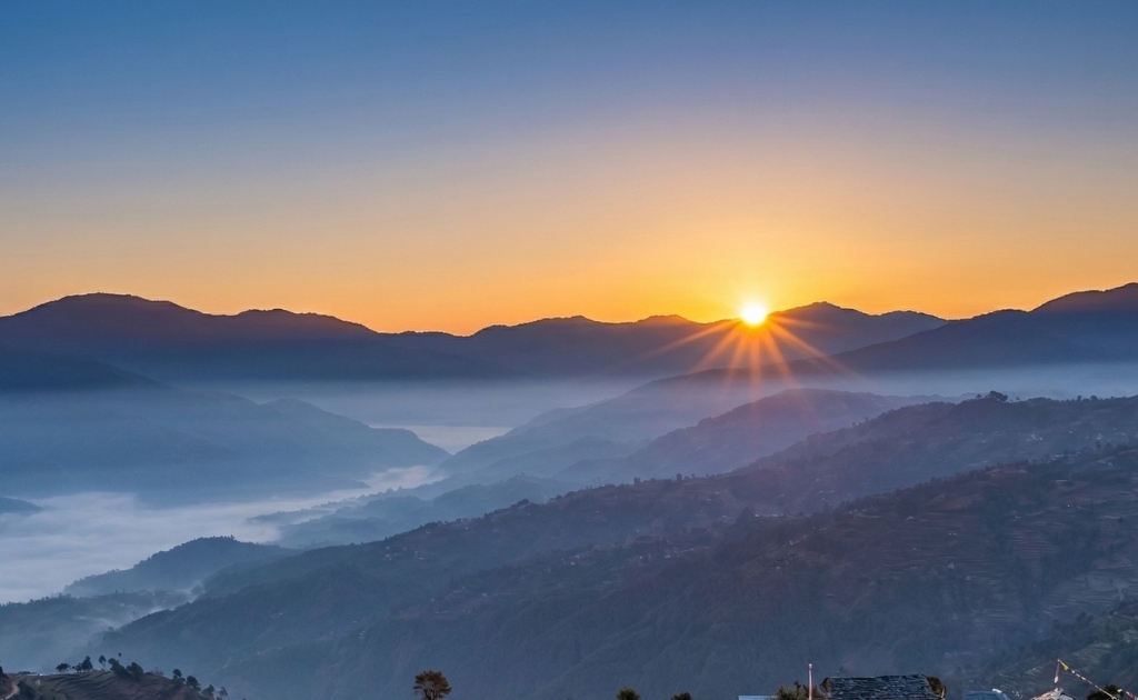 Lever de soleil sur la chaîne du Langtang vu depuis la ville de Dhulikhel