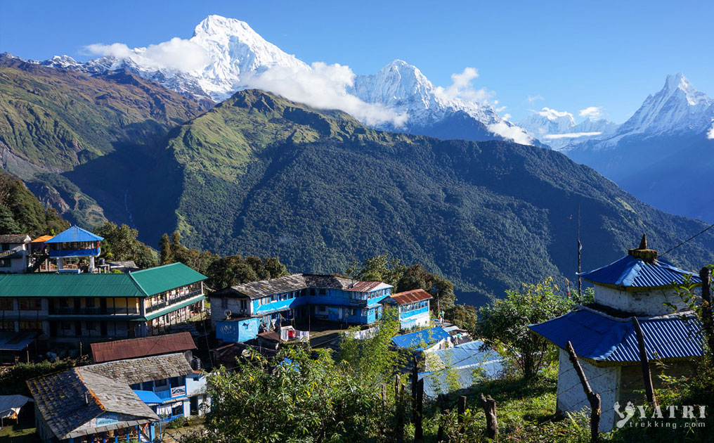 Village traditionnel Gurung de Ghandruk avec vue sur l'Annapurna Sud au lever du jour