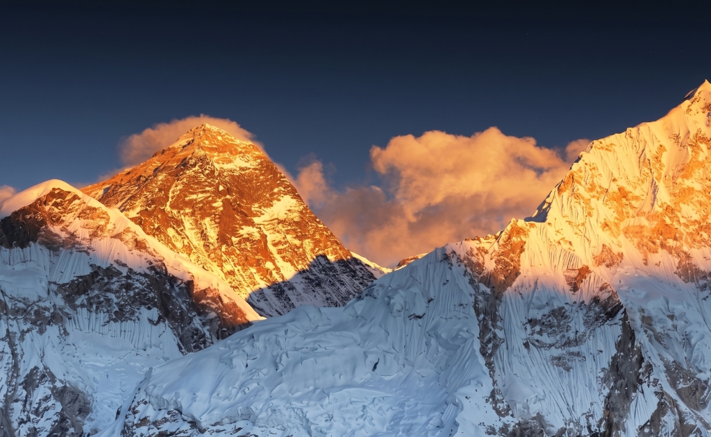 Vue du sommet de l'Everest illuminé par le lever de soleil depuis Kala Patthar