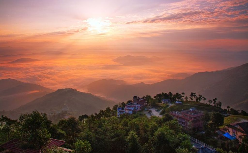 Vue panoramique du lever de soleil depuis la tour d'observation de Nagarkot