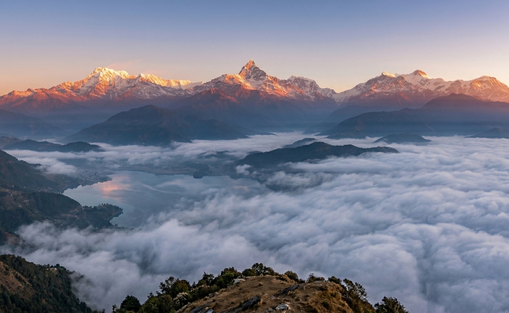 Lever de soleil doré sur la chaîne de l'Annapurna vu depuis Sarangkot