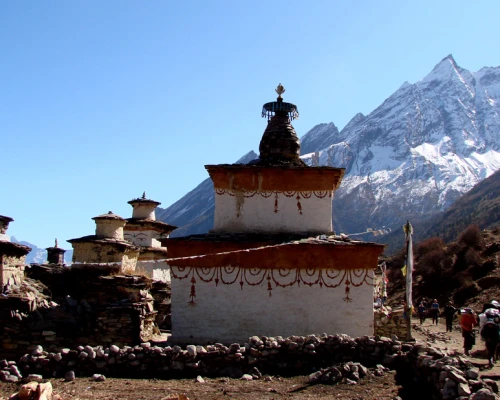 Chorten Sur Le Chemin Du Manaslu