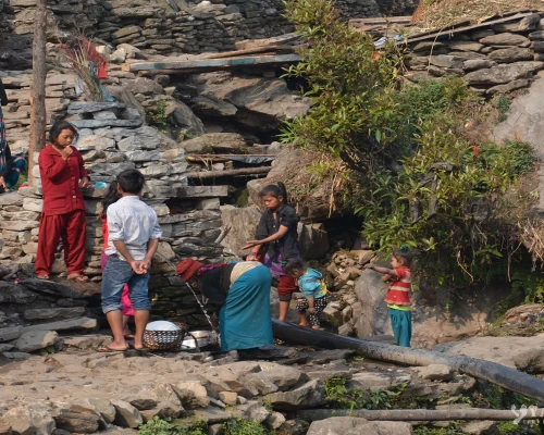 Les Enfants Font La Vaisselle à La Fontaine Publique