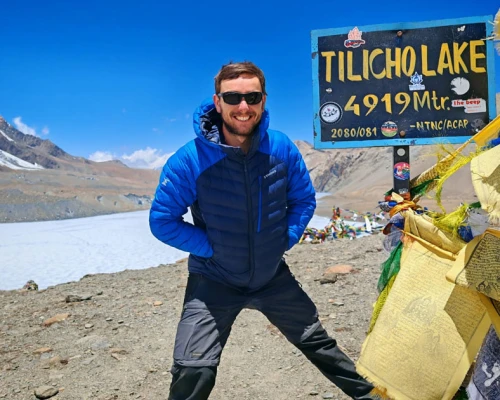 Tilicho Lake Avec Un Beau S
