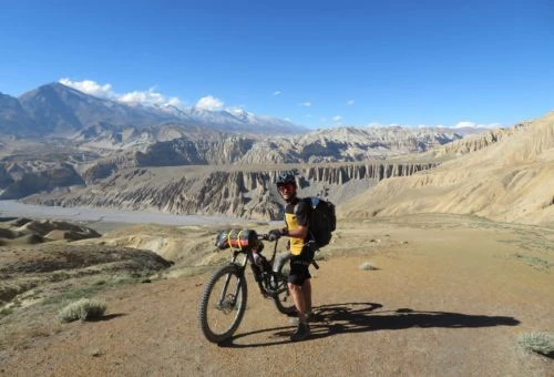 VTT dans l’Upper Mustang avec vues sur paysages himalayens arides
